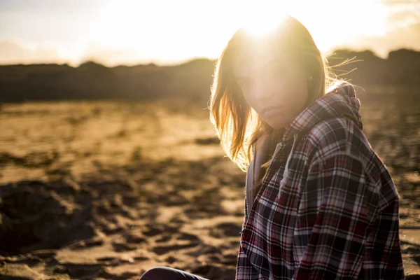 Entspannte Blonde Junge Frau Beim Sonnenuntergang Strand Allein Die Gedanken — Stockfoto