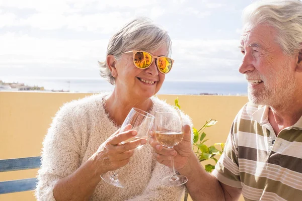 Couple Âgé Trinquant Vin Sur Une Terrasse Extérieure Surplombant Mer — Photo