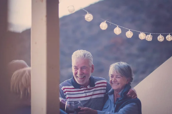 Terrasse Extérieure Avec Lumière Dorée Quatre Hommes Femmes Âgés Adultes — Photo