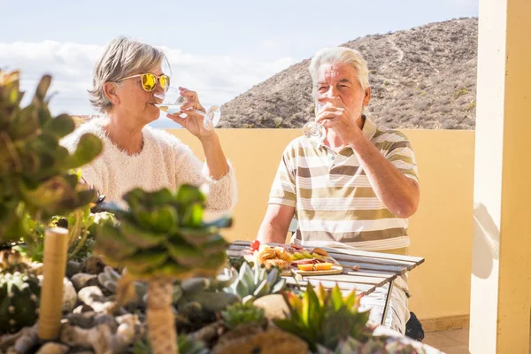 Senior Let Pít Víno Skleněných Pohárů Sedí Stolu Slunná Terasa — Stock fotografie