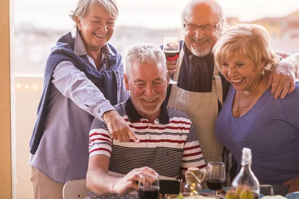 Senior Met Witte Haren Het Terras Aan Tafel Zet Lachen — Stockfoto