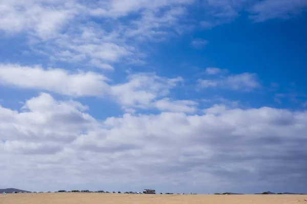 Una Gran Cantidad Vehículos Aparcados Cerca Del Desierto Fuerteventura Corralejo — Foto de Stock