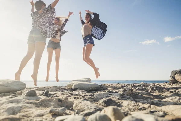 三国集团美丽漂亮的年轻女子跳跃着欢乐与快乐 独立生活在友谊中 特内里费岛石海滩在阳光明媚的日子里 享受时光 — 图库照片