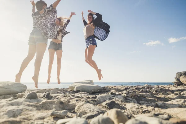 Grupo Três Bela Agradável Jovem Mulher Pulando Para Diversão Felicidade — Fotografia de Stock