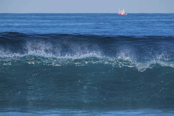 冲浪者的蓝色浪 海的特内里费与力量和野生水 — 图库照片