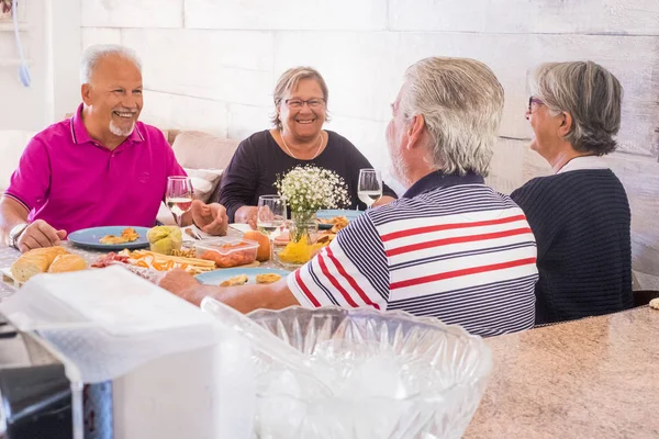 Insieme Prima Pranzare Casa Anziani Uomini Donne Che Bevono Vino — Foto Stock