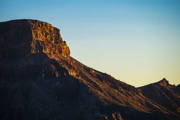 在火神 Teide 特内里费的景观与红色的岩石和蓝天 安静和放松的地方享受您的远足时间休闲活动 — 图库照片