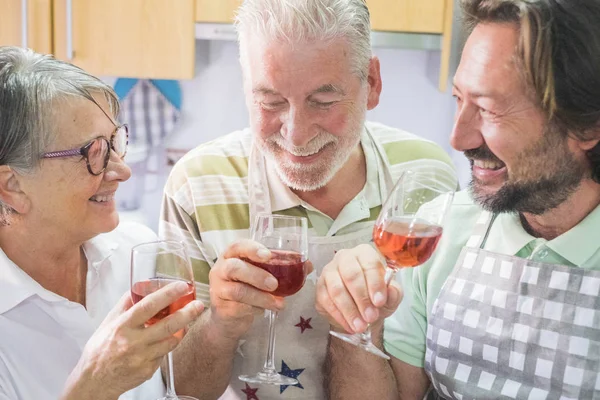 Δύο Άνδρες Και Μια Γυναίκα Πίνετε Κόκκινο Κρασί Γυάλινα Ποτήρια — Φωτογραφία Αρχείου