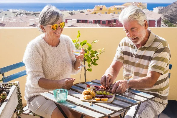 Scène Sur Toit Pour Les Couples Personnes Âgées Tout Mangeant — Photo