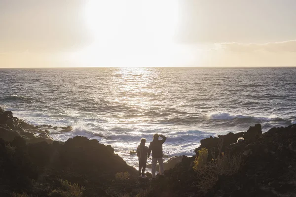 Mor Sønn Kledd Fotturer Beundrer Havet Bølgene Ved Solnedgang – stockfoto