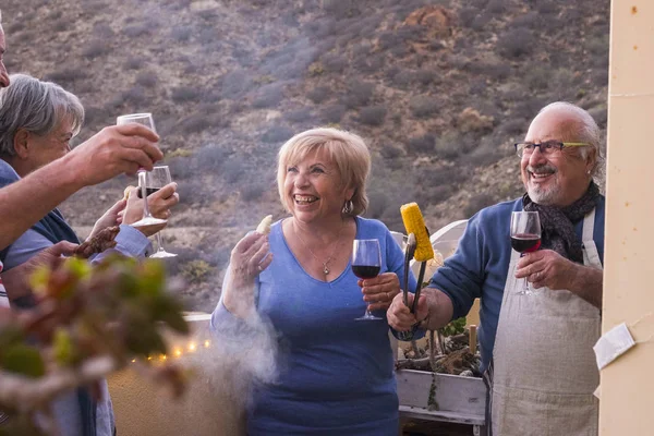 Terraza Azotea Barbacoa Para Cuatro Hombres Mujeres Mayores Edad Que —  Fotos de Stock