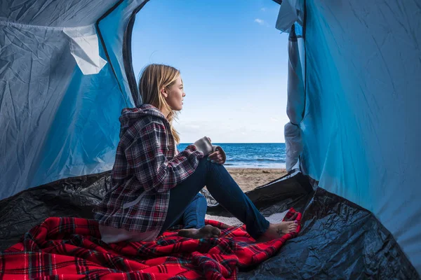 Belle Femme Blonde Assise Extérieur Tente Dans Camping Vacances Alternatif — Photo