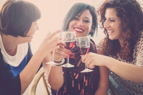 Groupe Personnes Trois Jeunes Femmes Boivent Vin Rouge Maison Pour — Photo