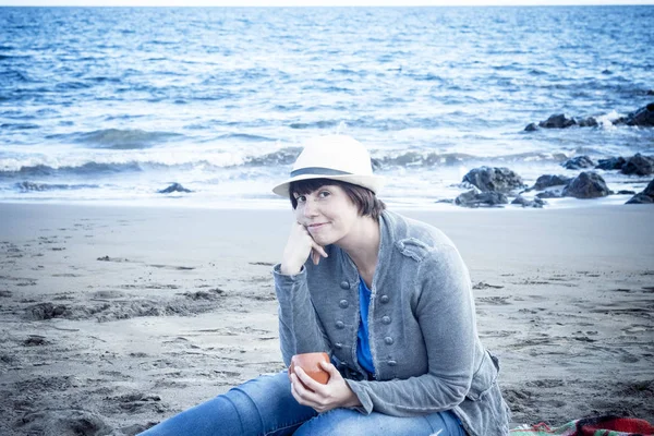 Симпатичная Красивая Барышня Шляпе Сидящая Пляже Зимой Отдых Хорошая Концепция — стоковое фото