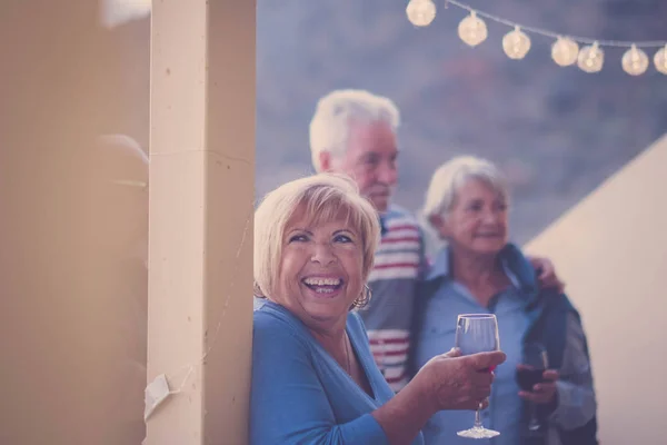 Gran Sonrisa Para Mujer Anciana Durante Ocio Terraza Por Noche —  Fotos de Stock