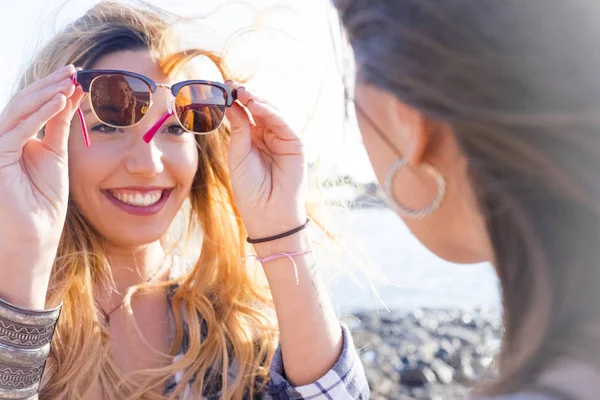 Dvě Krásné Mladé Ženy Vyhledat Brýlí Slunečný Den Hezký Úsměv — Stock fotografie