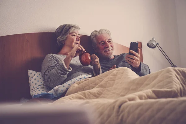 Personas Adultas Pareja Edad Divierten Riendo Sonriendo Cama Casa Interior — Foto de Stock