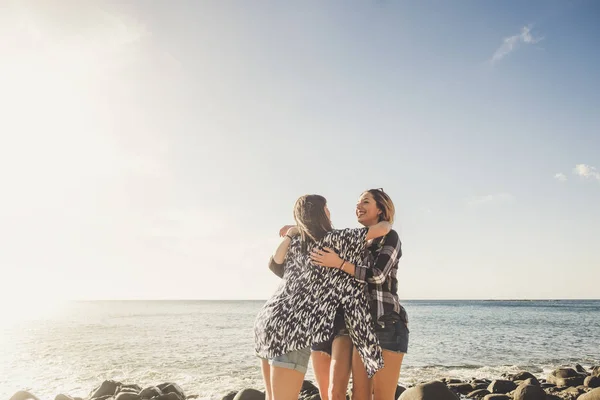 Gruppo Anni Ragazze Abbracciano Ridono Insieme Lavoro Squadra Friendswhip Giorno — Foto Stock