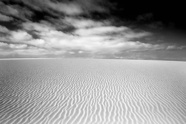 美術白と黒の砂漠の砂丘の風景の壁紙 劇的な空の雲と直線パターン — ストック写真