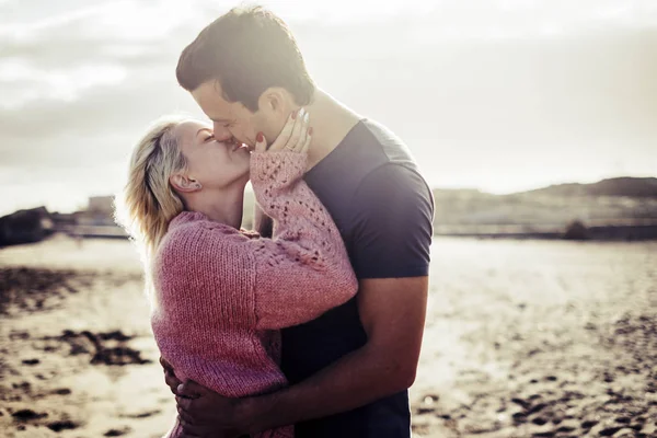 Beau Couple Baiser Embrasser Avec Passion Sur Plage Île Tenerife Images De Stock Libres De Droits