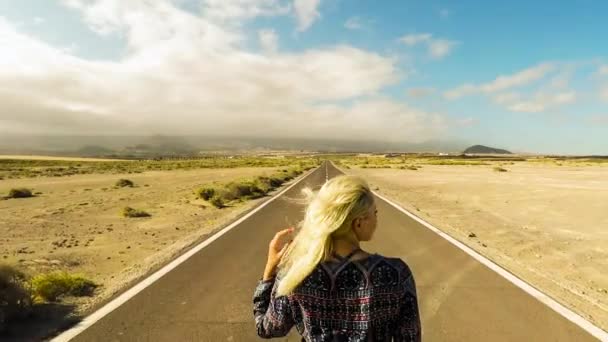 Viaggiatore Donna Piedi Sulla Strada Con Sole — Video Stock