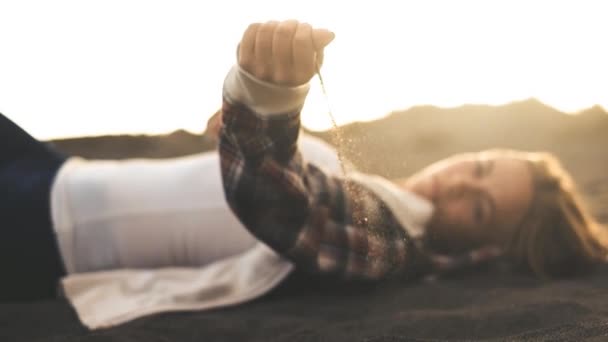 Mooie Kaukasische Blond Meisje Opleggen Strand Tijdens Zonsondergang — Stockvideo