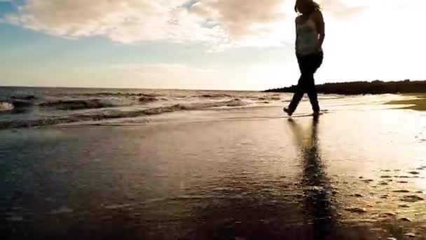 Güzel Beyaz Sarışın Kız Plaj Günbatımı Sırasında Yürüyüş — Stok video