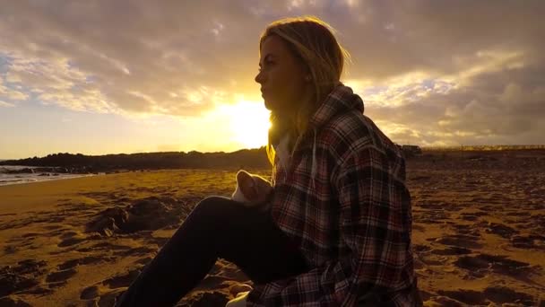 Belle Fille Blonde Caucasienne Sur Plage Pendant Coucher Soleil — Video