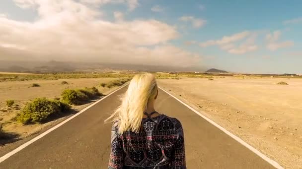 Viajero Mujer Pie Camino Con Sol — Vídeo de stock