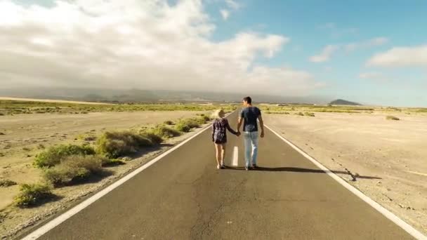 Pareja Joven Amor Senderismo Camino Del Campo — Vídeos de Stock