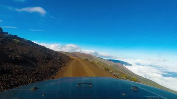 在特内里费的 Teide 火神山脉有黄色线条的美妙的道路 Claouds 和雾在旅途中发现谜旅行概念和生活与风险享受肾上腺素生活方式 — 图库视频影像