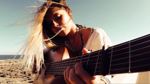 Jovem Bonita Tocar Guitarra Acústica Livre Atividade Lazer Com Arte — Vídeo de Stock