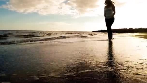 Красива Біла Дівчина Гуляє Пляжі Під Час Заходу Сонця — стокове відео
