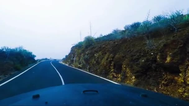 Karayolu Mavi Gökyüzü Altında Dağ Yolu Üzerinde Sürüş — Stok video