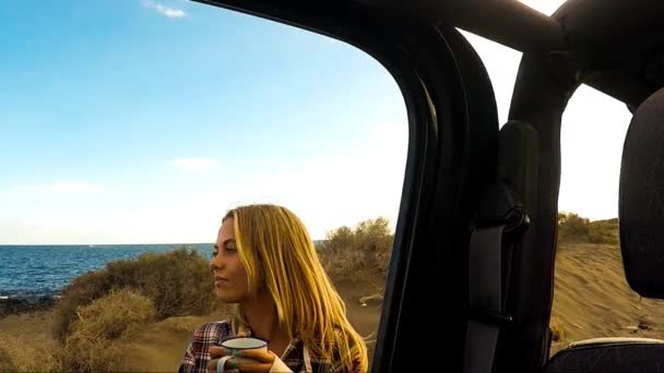 Mooie Jonge Vrouw Met Koffie Buurt Van Auto Het Strand — Stockvideo