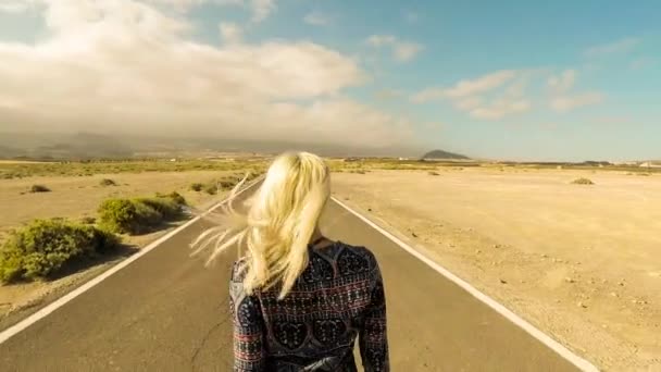 Ταξιδιώτης Γυναίκα Στέκεται Στο Δρόμο Ηλιοφάνεια — Αρχείο Βίντεο