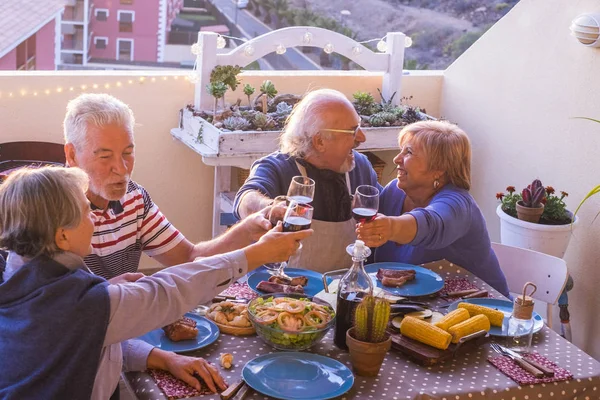 Terrazza Panoramica Barbecue Quattro Anziani Uomini Donne Che Soggiornano Insieme — Foto Stock