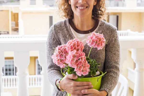 Bela Mulher Branca Meia Idade Sorrir Proteger Suas Flores Tendo — Fotografia de Stock