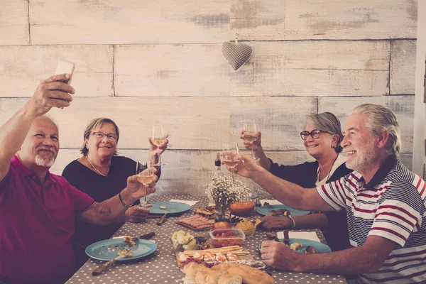 Juntos Firends Almoçando Casa Homens Mulheres Idosos Bebendo Vinho Durgina — Fotografia de Stock