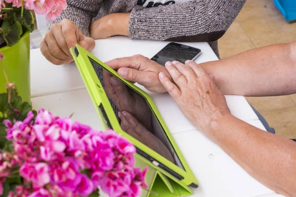 Primer Plano Diferentes Edades Manos Mayor Mediana Edad Utilizando Una —  Fotos de Stock