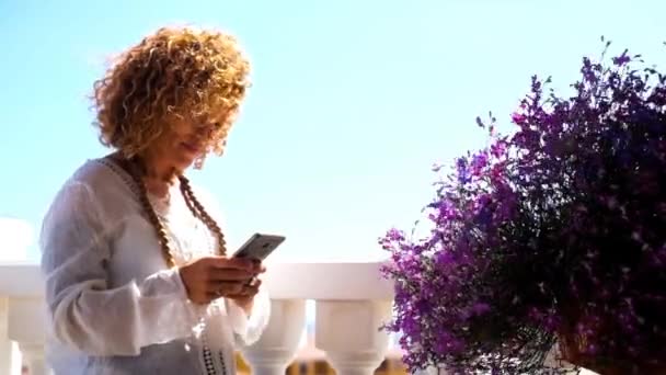 Kobieta Średnim Wieku Telefonu Balkonie Słoneczny Poranek — Wideo stockowe