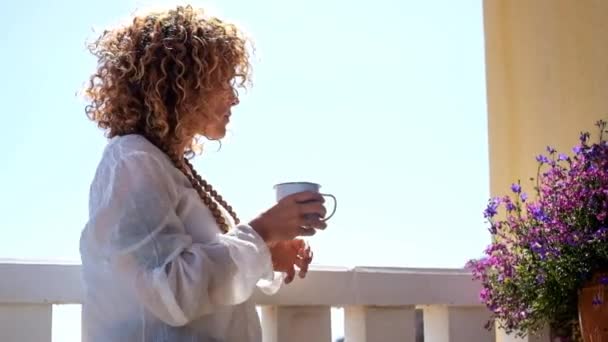 Medelålders Kvinna Med Kaffe Balkongen Soliga Morgonen — Stockvideo