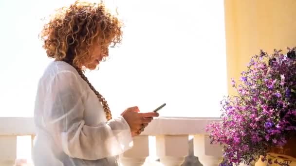 Femme Âge Moyen Avec Téléphone Sur Balcon Dans Matinée Ensoleillée — Video