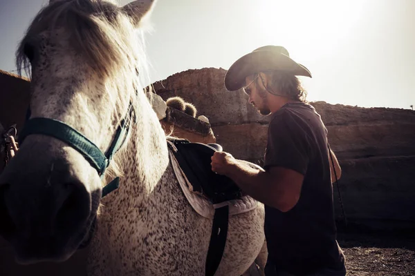 Mooie Cowboy Scène Met Bergen Achtergrond Verlichting Van Zonsondergang Voor — Stockfoto