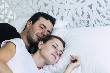 Hassas genç çift otel odasında ya da evde birlikte uyurlar.