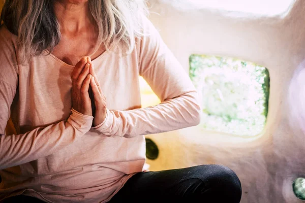 Alternatif Tanınmayan Rahat Beyaz Kadın Evde Yoga Pozisyonunda Meditasyon Yapıyor — Stok fotoğraf