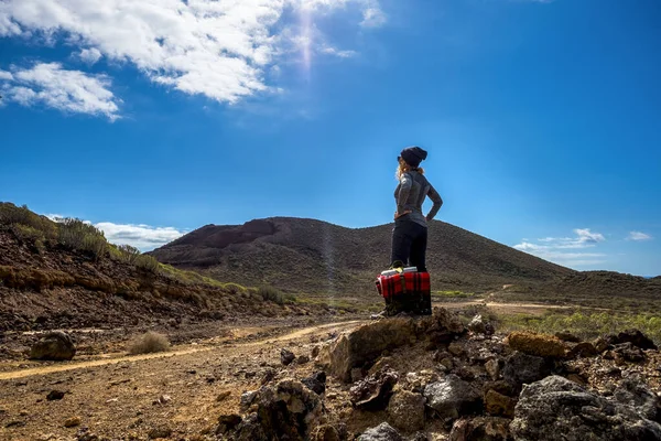 Staande Vrouw Doet Pauze Een Trekking Wandelen Activiteit — Stockfoto