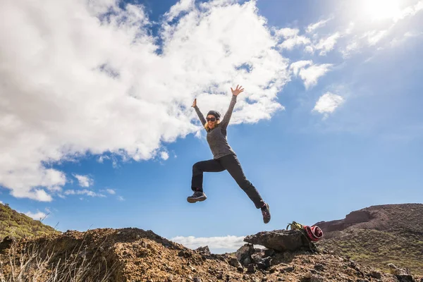 Hyvää Terveellistä Elämäntapaa Nainen Hymyillä Hypätä Vuorilla Hauskaa Vaellus Seikkailu — kuvapankkivalokuva