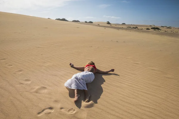 Woman Resting While Lay Sand Dunes Desert Park — Stock Photo, Image