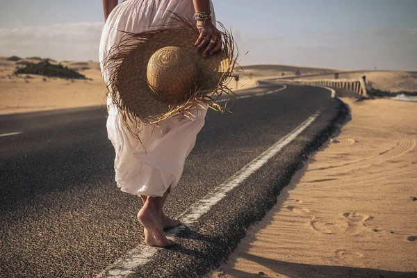 Barefoot Woman Viewed Back Walking Alone Long Asphalt Road — Stock Photo, Image